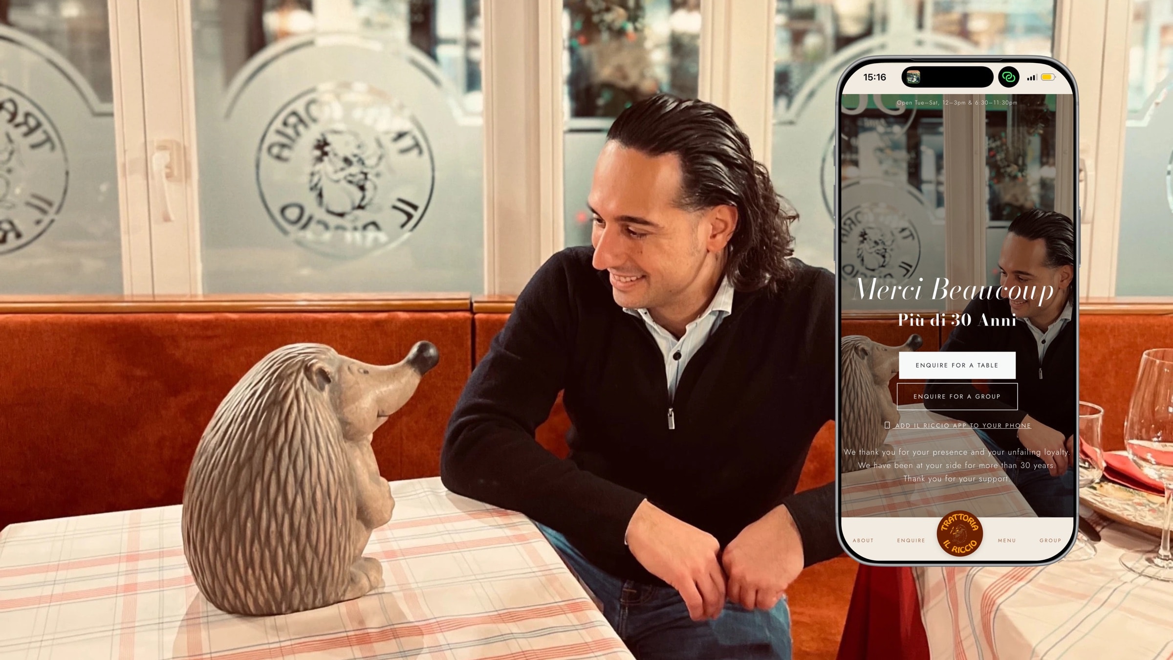 Luca, patron d’Il Riccio, attablé face au hérisson en céramique de la trattoria.