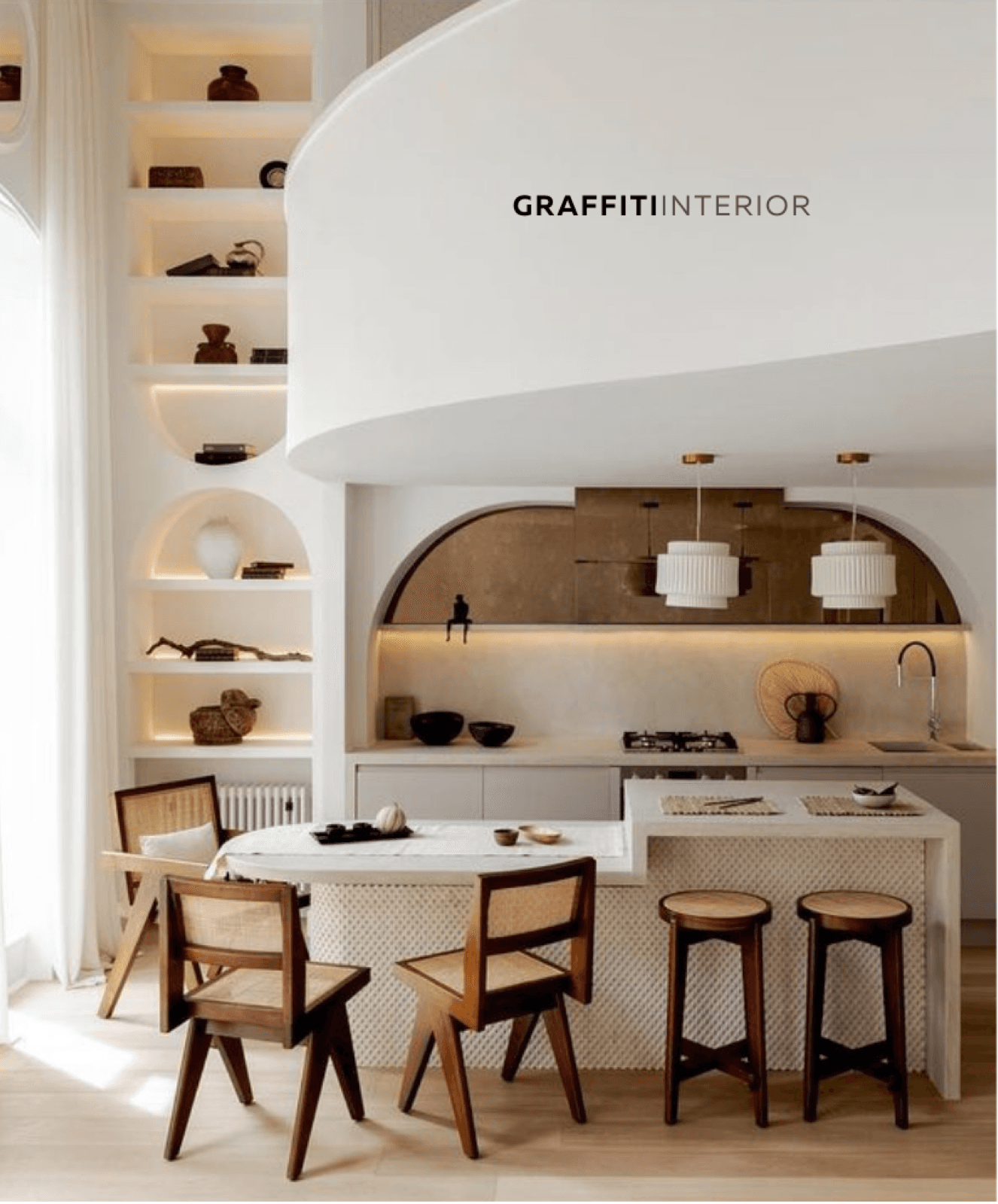 Le logotype Graffiti Interior posé sur une cuisine chaleureuse et voûtée.